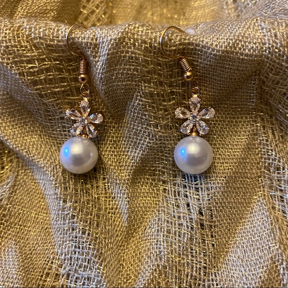 Glamorous faux pearls dangle earrings NWT golden